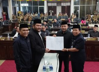 MELALUI RAPAT PARIPURNA, Pimpinan DPRD Rohul Sahkan Perda APBD Tahun 2023