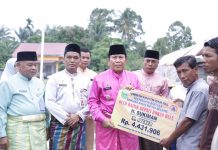 Bupati Sukiman Serahkan Langsung Bantuan Korban Angin Puting Beliung