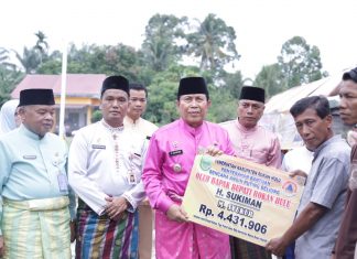 Bupati Sukiman Serahkan Langsung Bantuan Korban Angin Puting Beliung