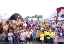 CEGAH STUNTING, Bupati dan Ketua TP PKK Rohul Bagi Makanan Bergizi