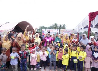 CEGAH STUNTING, Bupati dan Ketua TP PKK Rohul Bagi Makanan Bergizi