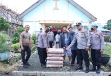 Peduli Sesama, Kapolres Rohul Beri 50 Sak Semen ke Gereja