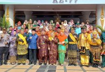 Mengenakan Baju Adat, Bupati Sukiman Pimpin Upacara Peringatan HAB Ke-77