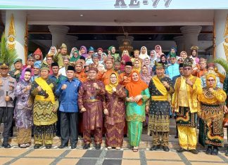 Mengenakan Baju Adat, Bupati Sukiman Pimpin Upacara Peringatan HAB Ke-77