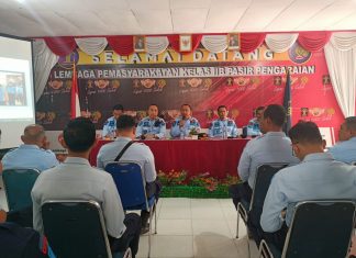 PIMPIN RAPAT AWAL TAHUN KALAPAS PASIR PENGARAIAN : Bekerja Lebih Baik
