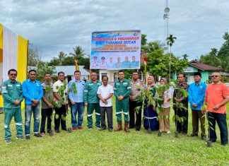 PT SPR Langgak dan KNPI Rambah Hilir Lakukan Penanaman Pohon dan Menyerahkan Bibit Tanaman Kepada Masyarakat