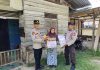 Ramadhan Berbagi, Kapolsek Tambusai Serahkan Bansos Kepada Masyarakat Kurang Mampu