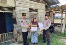 Ramadhan Berbagi, Kapolsek Tambusai Serahkan Bansos Kepada Masyarakat Kurang Mampu