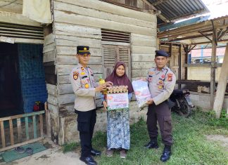 Ramadhan Berbagi, Kapolsek Tambusai Serahkan Bansos Kepada Masyarakat Kurang Mampu