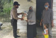 Kapolsek Kunto Darussalam Salurkan Bansos Bagi Warga Membutuhkan