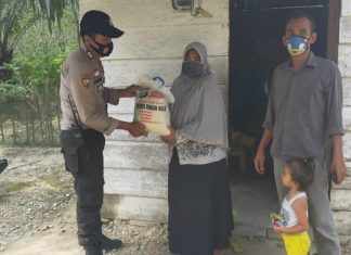 Kapolsek Kunto Darussalam Salurkan Bansos Bagi Warga Membutuhkan