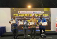 H Sukiman Terima Penghargaan Bupati Peduli Radio