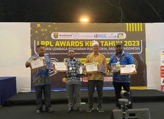 H Sukiman Terima Penghargaan Bupati Peduli Radio