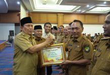 Kades Tambusai Utara Terima Penghargaan Dari Bupati, Desa Dengan Pembayar Pajak Tertinggi 2022