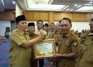 Kades Tambusai Utara Terima Penghargaan Dari Bupati, Desa Dengan Pembayar Pajak Tertinggi 2022