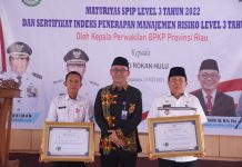 Bupati Sukiman Terima Dua Sertifikat Langsung Dari BPKP Riau