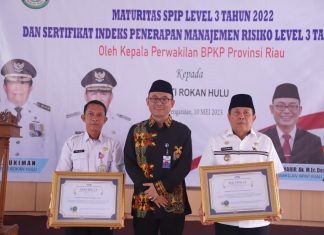 Bupati Sukiman Terima Dua Sertifikat Langsung Dari BPKP Riau