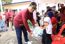 Bupati Sukiman Beri Makanan Bergizi Bagi Anak di Rohul