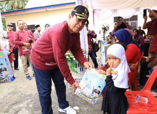 Bupati Sukiman Beri Makanan Bergizi Bagi Anak di Rohul