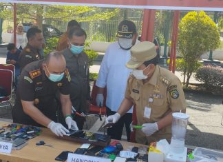 Bupati Sukiman dan Forkopimda Musnahkan Puluhan HP dan Narkoba