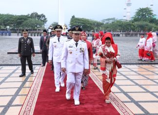Ditengah Hujan, Pelaksanaan Upacara HUT RI di Rohul Tetap Berjalan Khidmat