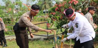 Wabup dan Polres Rohul Tanam Pohon