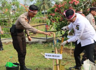 Wabup dan Polres Rohul Tanam Pohon