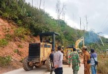Tim Gabungan Bersihkan Badan Jalan Akibat Longsor