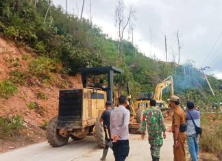 Tim Gabungan Bersihkan Badan Jalan Akibat Longsor