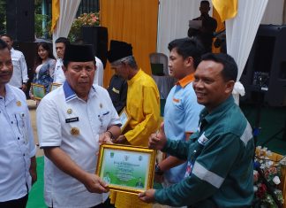 25 Perusahaan “TAAT” di Rohul Dapat Penghargaan Dari Bupati