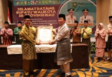 Turunkan Stunting, Bupati Rohul Terima Penghargaan Dari Gubri