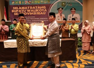 Turunkan Stunting, Bupati Rohul Terima Penghargaan Dari Gubri