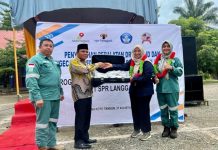 Peduli Pendidikan, PT SPR Langgak Serahkan Bantuan Drumband dan Pengecatan Gedung Sekolah