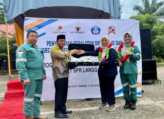 Peduli Pendidikan, PT SPR Langgak Serahkan Bantuan Drumband dan Pengecatan Gedung Sekolah