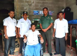 Dua Warga di Rohul Dapat Bantuan Kursi Roda Dari TNI