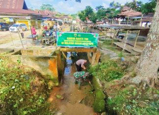 Antisipasi Banjir, TNI POLRI di Rohul Bersihkan Drainase