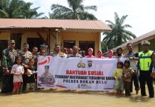 Peduli Kepada Sesama, Kapolres Rohul Berbagi Kepada Korban Banjir