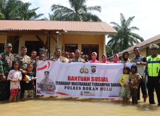 Peduli Kepada Sesama, Kapolres Rohul Berbagi Kepada Korban Banjir