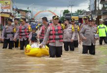 Kapolres Rohul Bantu Warga Korban Banjir