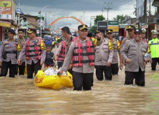 Kapolres Rohul Bantu Warga Korban Banjir