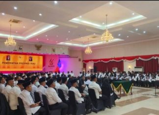 Gubri Lantik Kepsek SMA/SMK Negeri Se Riau, Berikut Pesan Ketua PGRI