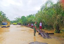 Demi Ikut UTS, Siswa di Bonai Lewati Banjir Untuk Sampai ke Sekolah