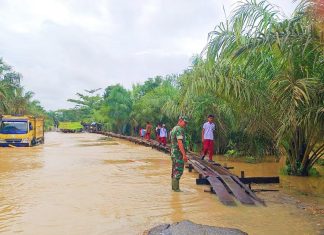 Demi Ikut UTS, Siswa di Bonai Lewati Banjir Untuk Sampai ke Sekolah