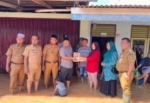 Berjibaku, Camat Kepenuhan dan Anggota DPRD Rohul Salurkan Sembako Bagi Korban Banjir