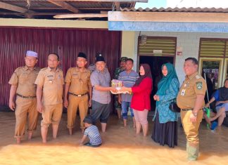 Berjibaku, Camat Kepenuhan dan Anggota DPRD Rohul Salurkan Sembako Bagi Korban Banjir