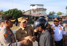 Bupati dan Forkopimda Berbagi Helm Gratis