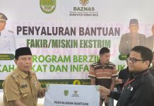 Turunkan Angka Kemiskinan, Bupati Sukiman Salurkan Bantuan Bagi Fakir