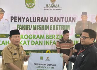 Turunkan Angka Kemiskinan, Bupati Sukiman Salurkan Bantuan Bagi Fakir