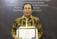 Berhasil Capai UHC, Bupati Sukiman Terima Penghargaan
