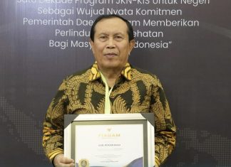 Berhasil Capai UHC, Bupati Sukiman Terima Penghargaan